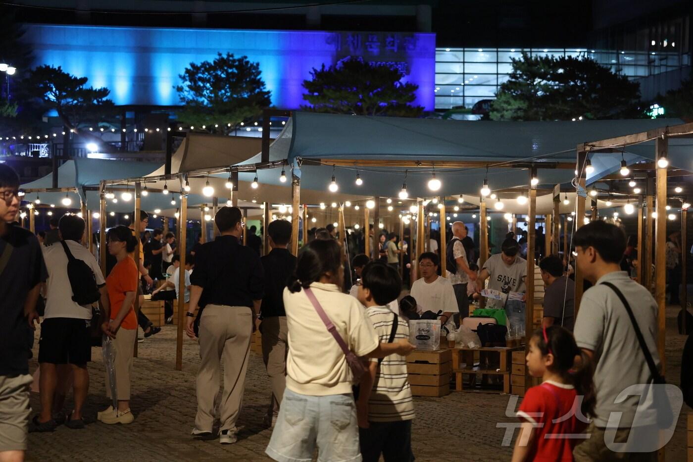 제29회 무주 반딧불축제 개막날인 지난 6일 전북 무주군 등나무운동장에 방문객들의 발길이 이어지고 있다. 2025.9.6/뉴스1 ⓒ News1 유경석 기자