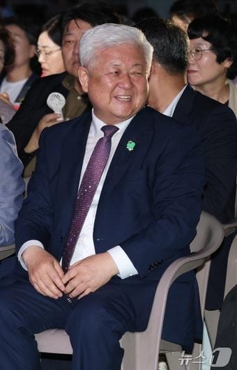 본문 이미지 - 황인홍 무주군수가 6일 전북 무주군 등나무운동장에서 열린 제29회 무주 반딧불축제 개막식에 참석해 반디퍼레이드를 보며 웃고 있다. 2025.9.6 ⓒ 뉴스1 유경석 기자