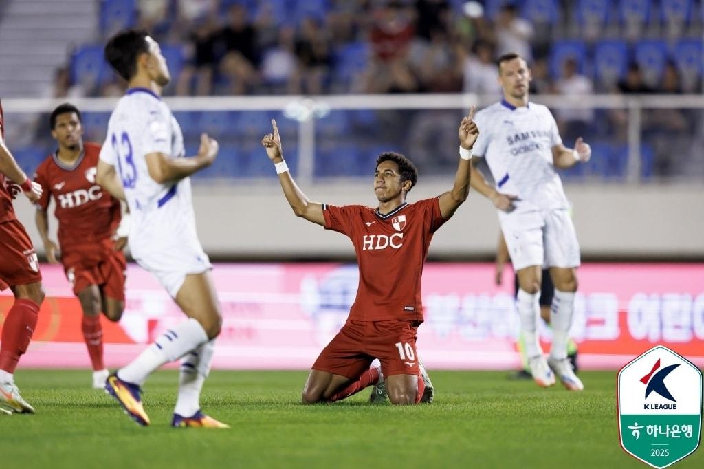 본문 이미지 - 부산 아이파크의 페신. &#40;한국프로축구연맹 제공&#41;