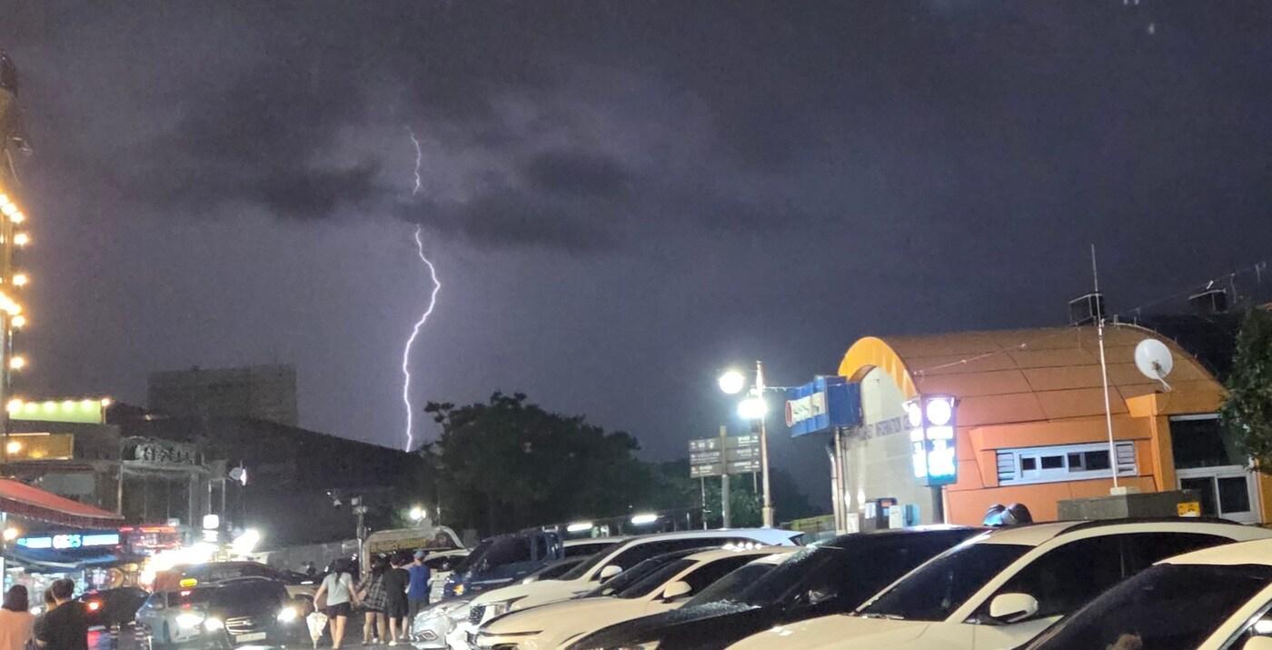 6일 오후 보령시에 낙뢰가 발생하는 모습.(재판매 및 DB금지)/뉴스1 
