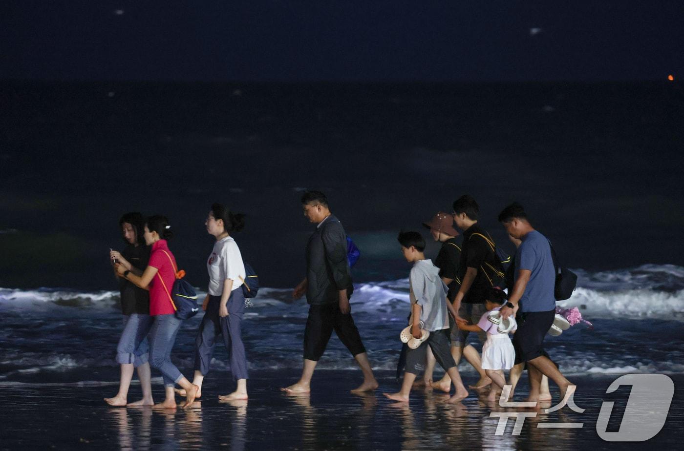 본문 이미지 - 충남 보령 대천해수욕장에서 열린 '보령 해변 맨발걷기 축제'에서 참가자들이 맨발 걷기를 하고 있다. 2025.9.7 ⓒ 뉴스1 