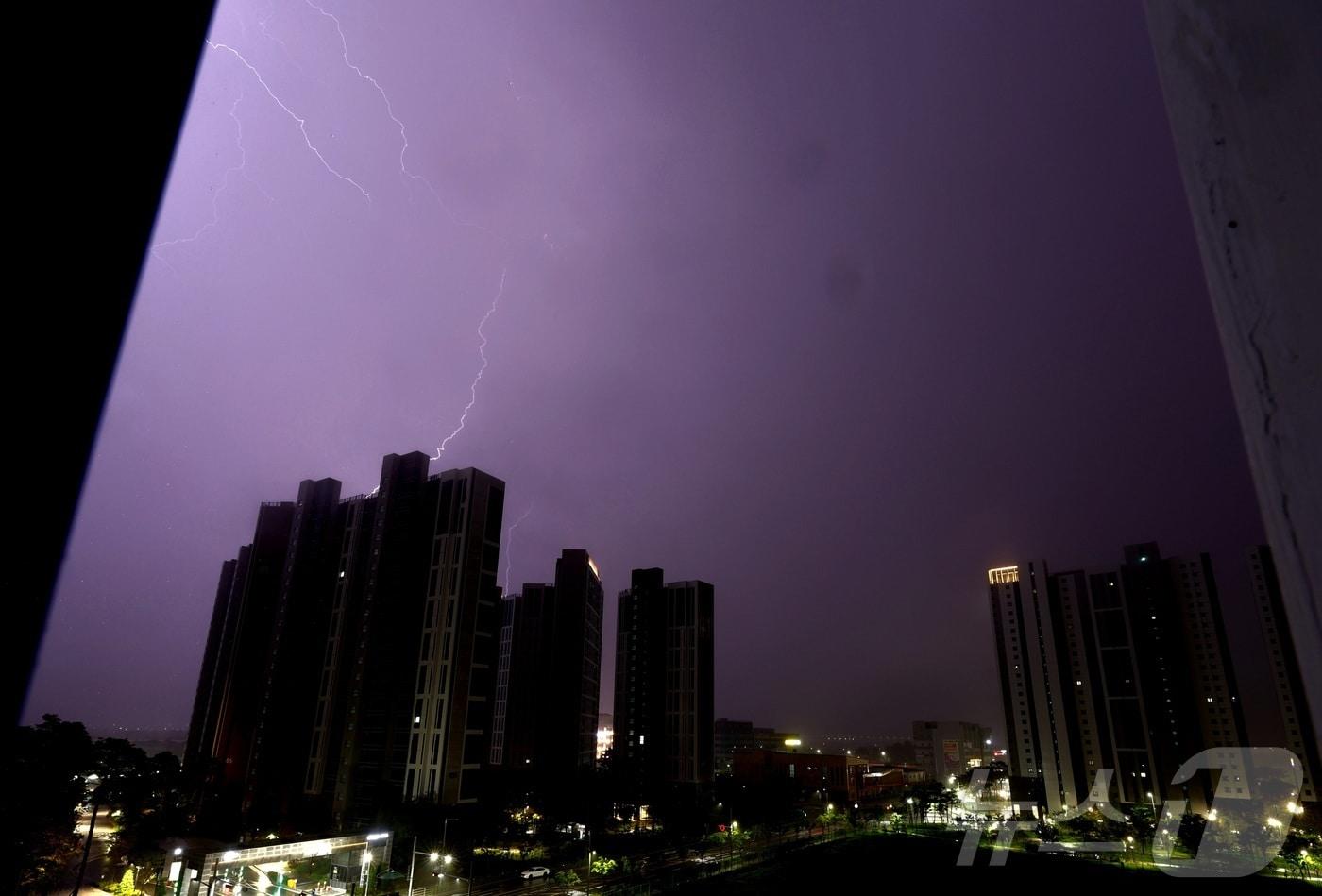 전북지역에 천둥·번개를 동반한 폭우가 내린 7일 전북 완주군 하늘에 번개가 치고 있다. ⓒ News1 유경석 기자
