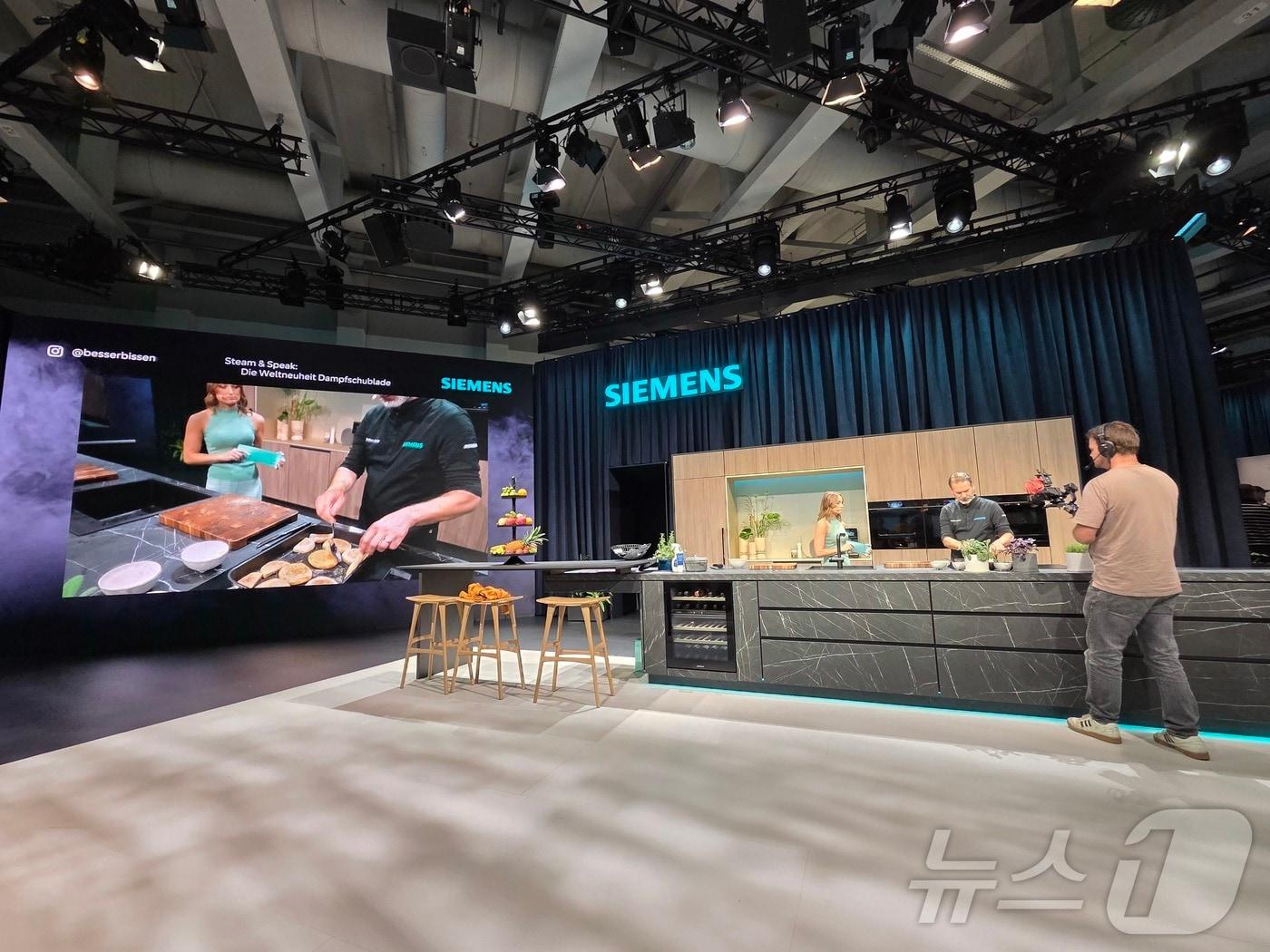 본문 이미지 - 6일(현지시간) 독일 베를린에서 열리는 IFA 2025 지멘스 부스에서 독일의 푸드 인플루언서 토르스텐 클루스케가 쿠킹쇼를 진행하고 있다. 2025.9.6/뉴스1 ⓒ News1 박주평 기자
