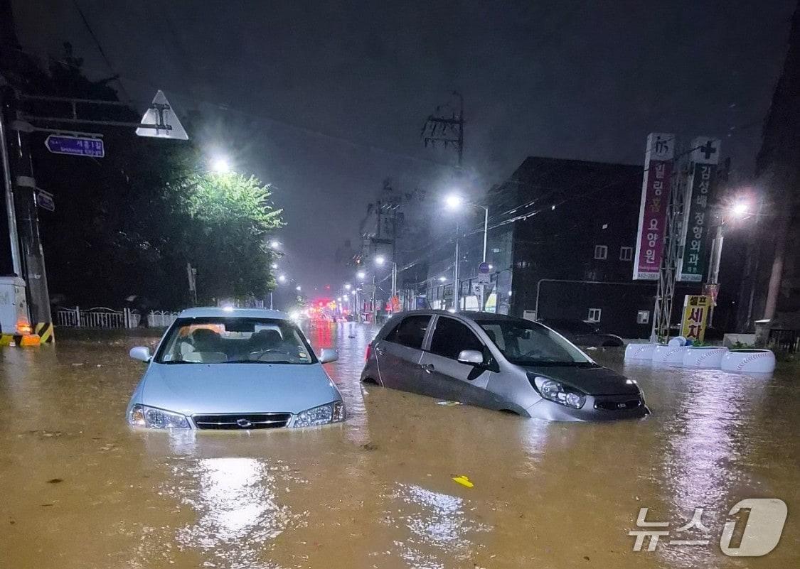 본문 이미지 - 밤사이 쏟아진 비로 침수된 전북 군산시 문화동 일대 모습.&#40;독자 제공. 재판매 및 DB금지&#41;
