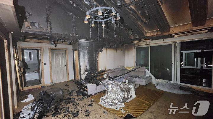 본문 이미지 -  태안 근흥면 주택 화재 현장. (태안소방서 제공, 재판매 및 DB금지) / 뉴스1