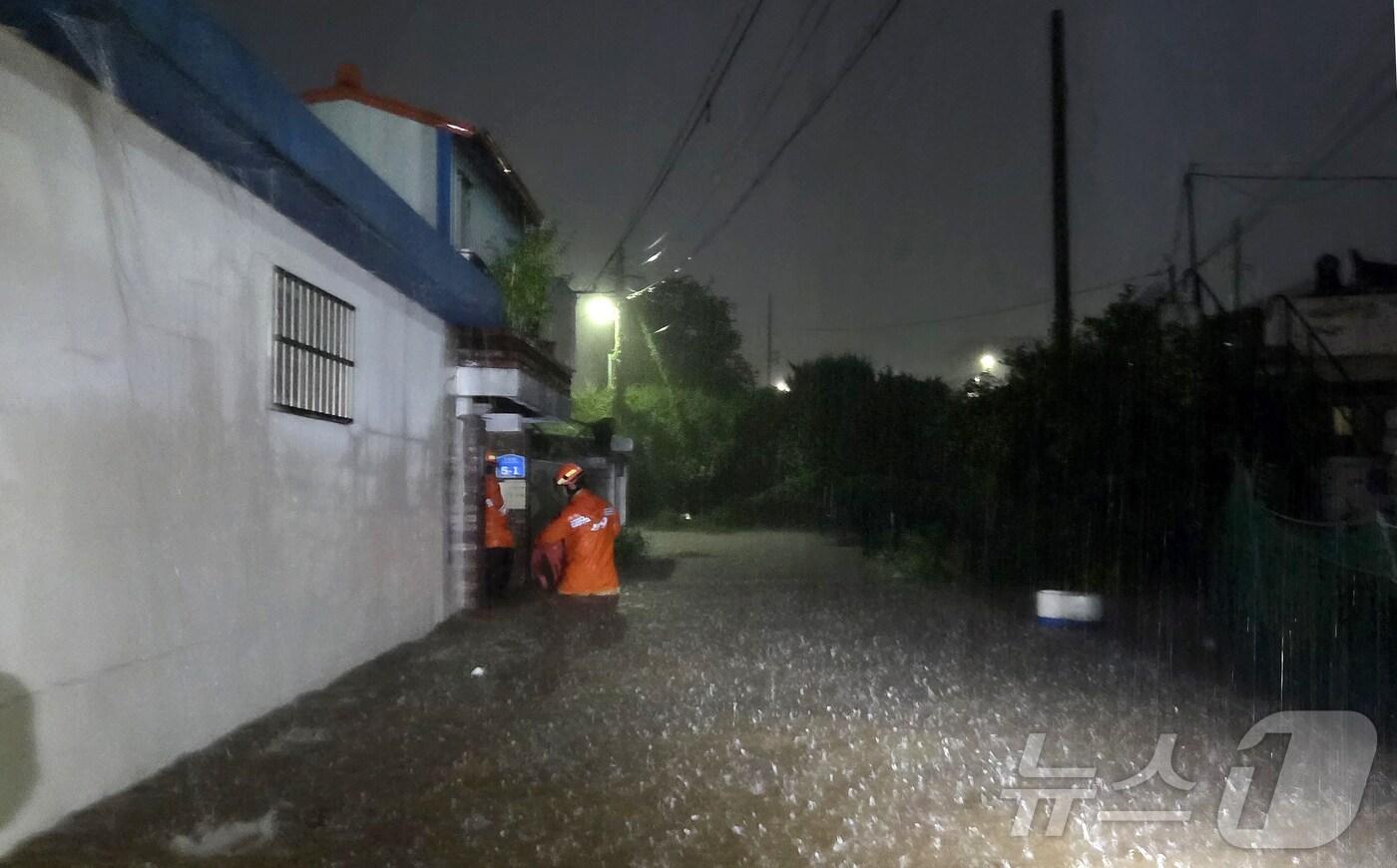 전북지역에 극한호우가 내린 7일 새벽 전북 군산시 송풍동 한 동네가 침수됐다는 신고를 받고 출동한 소방대원이 현장 통제에 나서고 있다.&#40;전북소방 제공. 재판매 및 DB금지&#41; 2025.9.7/뉴스1 ⓒ News1 장수인 기자