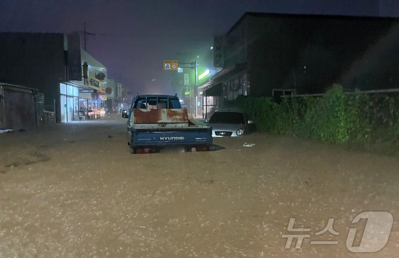 본문 이미지 - 전북지역에 극한호우가 내린 7일 새벽 전북 군산시 미성초 인근에서 트럭이 침수돼 있다.&#40;전북 소방 제공. 재판매 및 DB금지&#41; 2025.9.7/뉴스1 ⓒ News1 장수인 기자