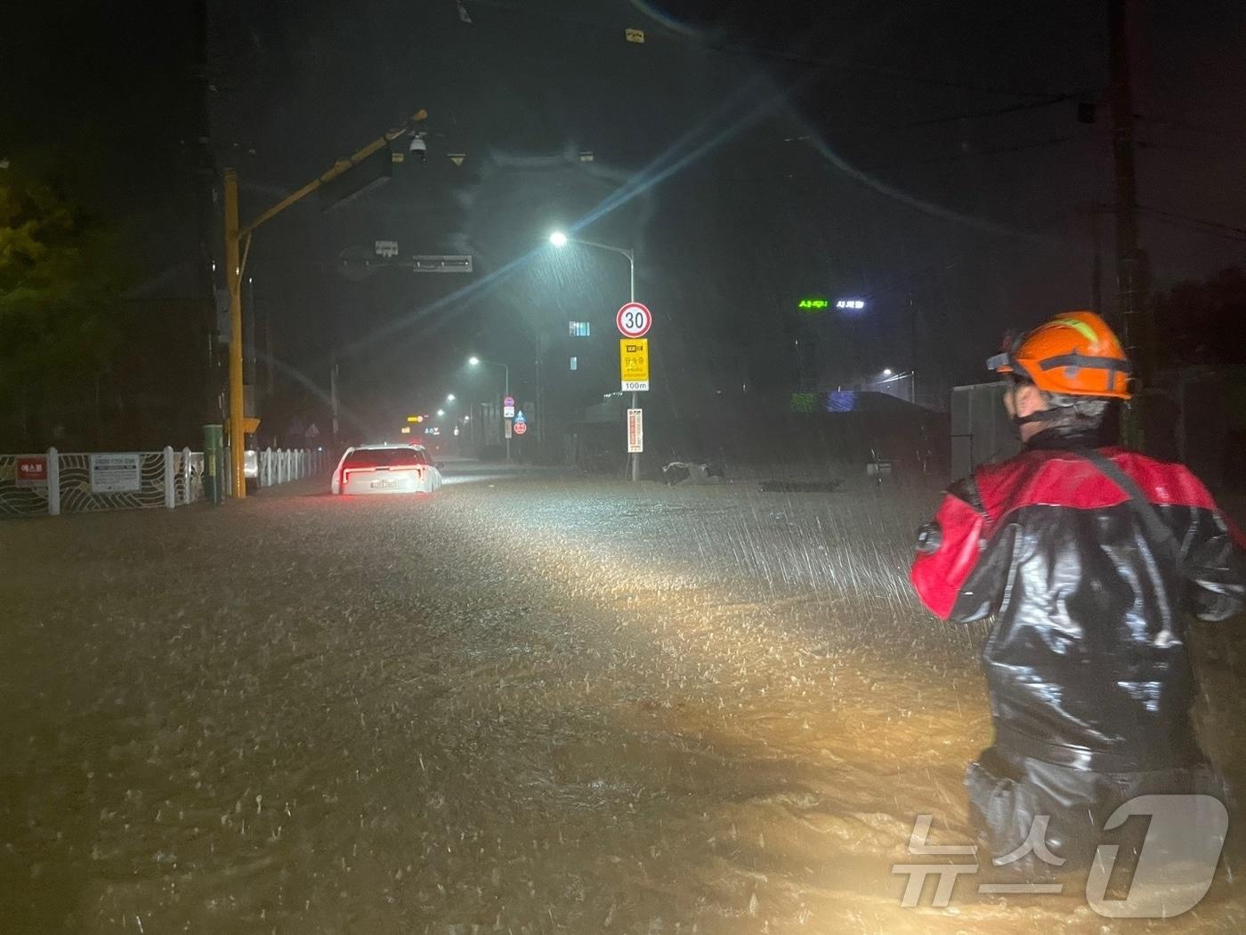본문 이미지 - 전북지역에 극한호우가 내린 7일 새벽 전북 군산시 미성초 인근에서 현장 출동 중이던 소방대원이 침수현장을 발견하고 통제하고 있다.&#40;전북소방 제공. 재판매 및 DB금지&#41; 2025.9.7/뉴스1 ⓒ News1