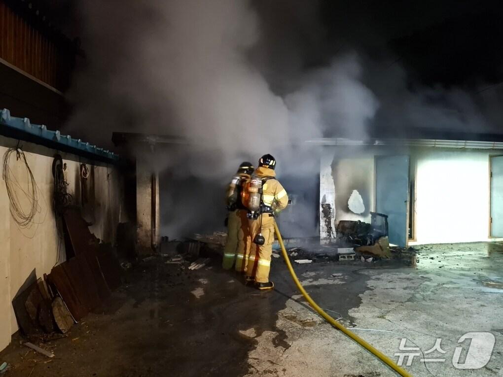 본문 이미지 - 7일 오전 3시44분쯤 경북 경주시 문무대왕면의 한 주택창고서 불이 나 소방 당국이 진화하고 있다.&#40;경북소방본부 제공. 재판매 및 DB 금지&#41;