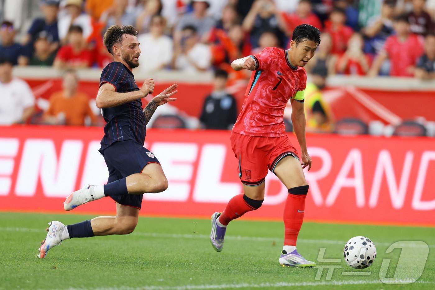 미국을 상대로 1골1도움을 기록한 손흥민(오른쪽)ⓒ AFP=뉴스1