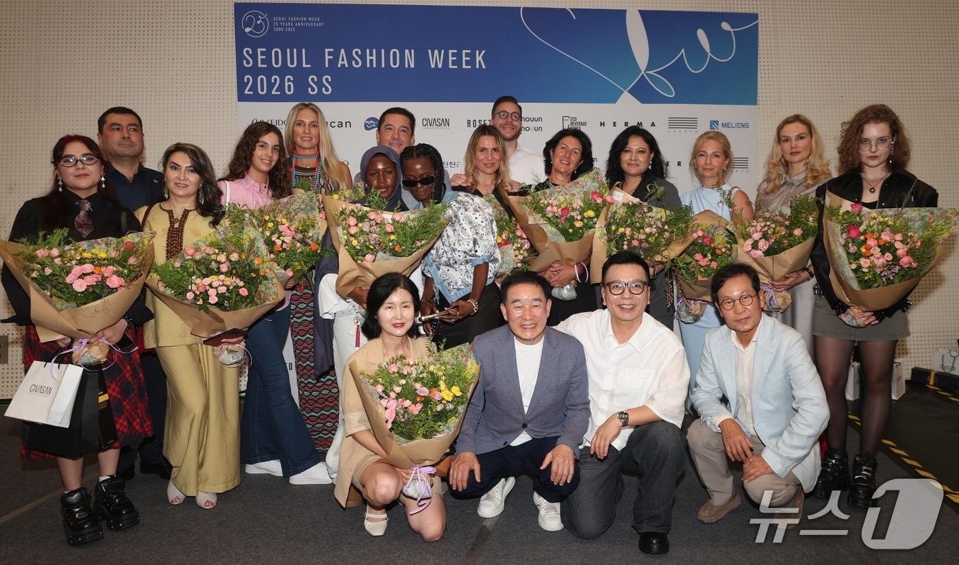 송기섭 진천군수가 지난 6일 서울 동대문디자인플라자에서 열린 서울패션위크에서 세계 여러나라 대사 등과 기념촬영을 하고 있다.(진천군 제공)/뉴스1