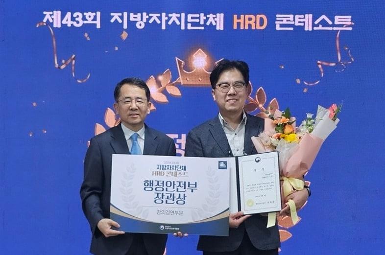 본문 이미지 - 세종시 석명섭 주무관(오른쪽) 행안부 장관상 수상 뒤 기념사진을 찍고 있다. (세종시 제공. 재판매 및 DB금지)