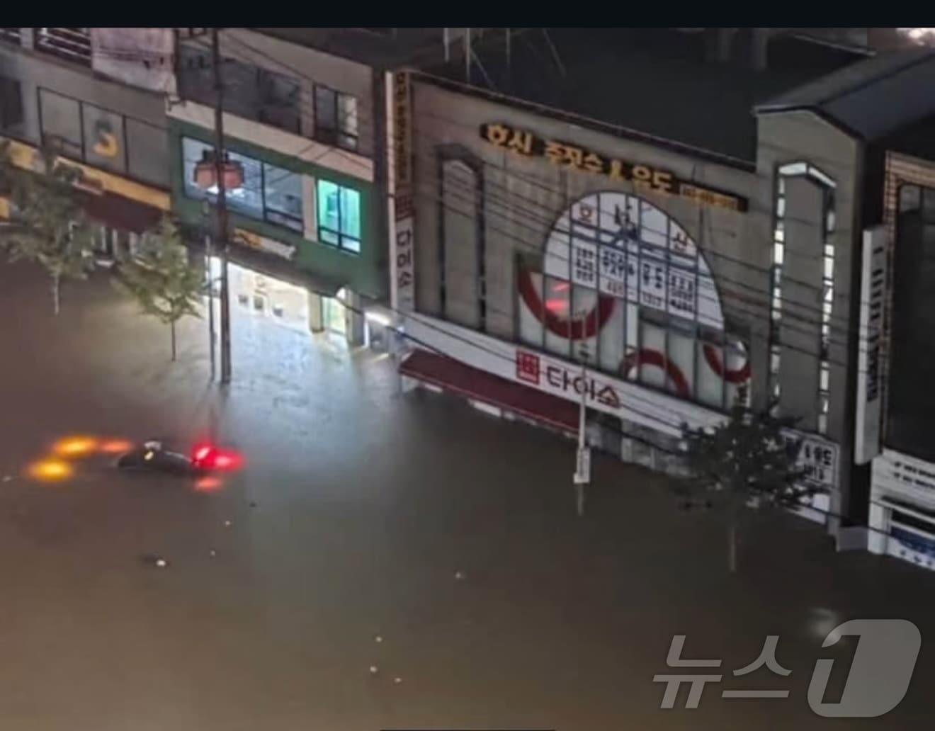 본문 이미지 - 전북지역에 극한호우가 내린 6일 밤 전북 군산시 나운동 도심이 침수 돼 있다. &#40;독자제공. 재판매 및 DB금지&#41; 2025.9.7/뉴스1 ⓒ News1 장수인 기자