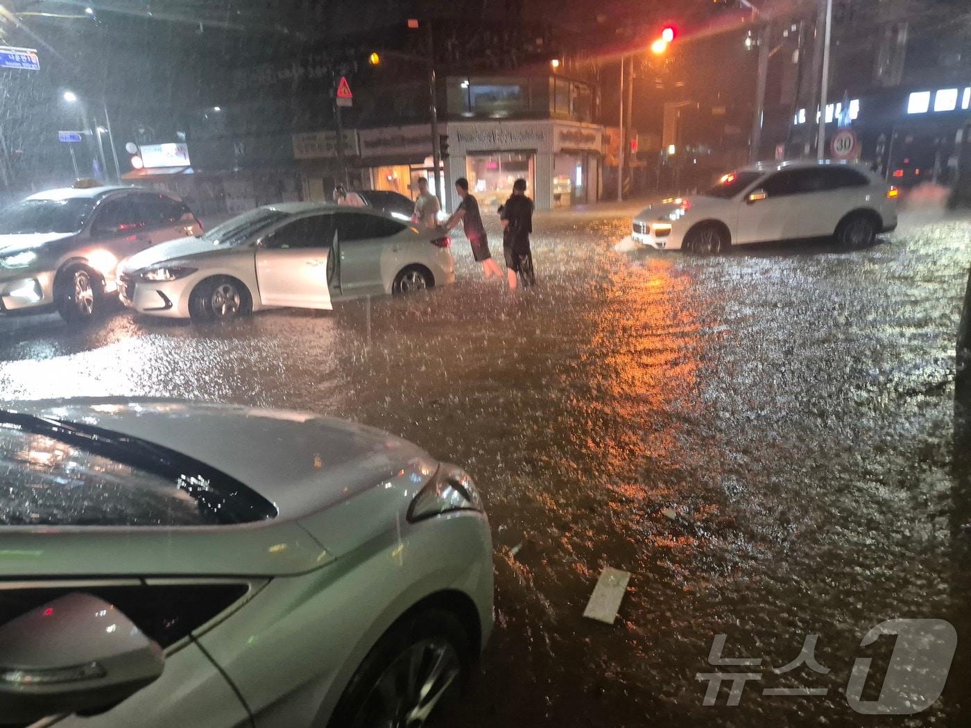 본문 이미지 - 전북지역에 극한호우가 내린 6일 밤 전북 군산에 내린 비로 도로 곳곳이 침수되면서 차량 침수가 잇따라 발생하고 있다.&#40;독자제공. 재판매 및 DB금지&#41; 2025.9.7/뉴스1 ⓒ News1 장수인 기자
