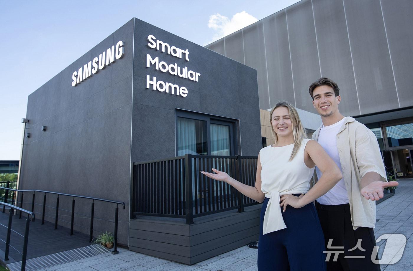 삼성전자가 9일까지 독일 베를린에서 진행되는 IFA 2025에서 차세대 주거 모델로 주목받고 있는 모듈러 건축에 적용 가능한 AI 홈 기술 기반 '스마트 모듈러 홈 솔루션'을 선보였다(삼성전자 제공). ⓒ 뉴스1
