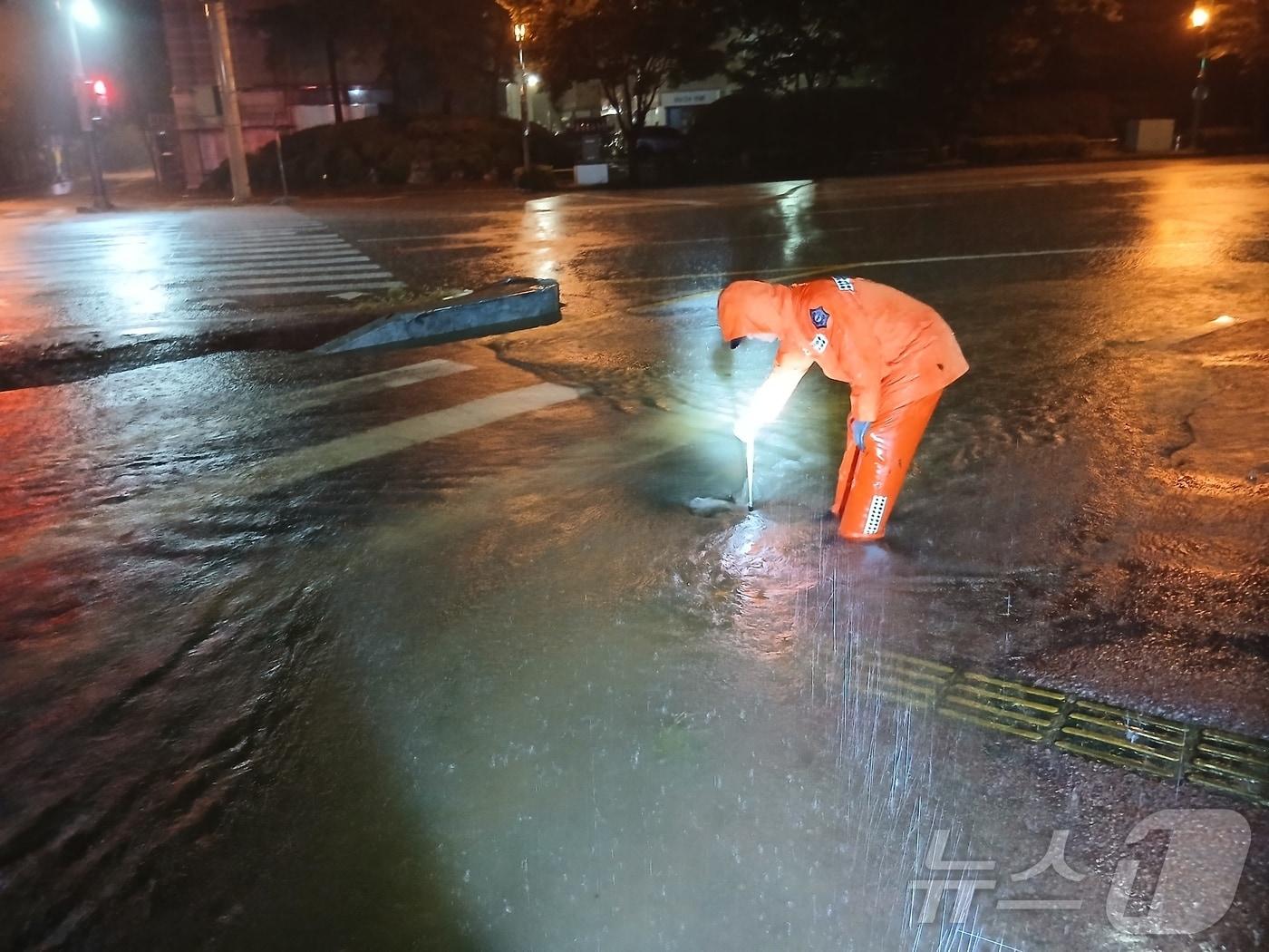 본문 이미지 - 전북지역에 극한호우가 내린 7일 오전 전북 전주시 완산구 효자동 2가의 도로가 침수돼 소방대원이 하수구를 개방하고, 도로 위 장애물 등 위험요소를 제거하고 있다.&#40;전북소방 제공. 재판매 및 DB금지&#41; 2025.9.7/뉴스1 ⓒ News1 장수인 기자