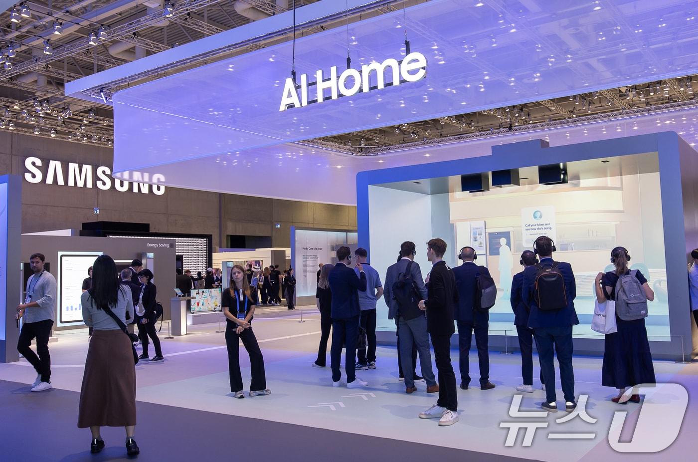 IFA 2025가 열린 독일 베를린 메세 베를린&#40;Messe Berlin&#41;에 마련된 &#39;시티 큐브 베를린&#40;City Cube Berlin&#41;&#39; 삼성전자 전시관에서 관람객들이 &#39;AI 홈 리빙&#39;존을 살펴보고 있다. &#40;삼성전자 제공. 재판매 및 DB 금지&#41; 2025.9.7/뉴스1