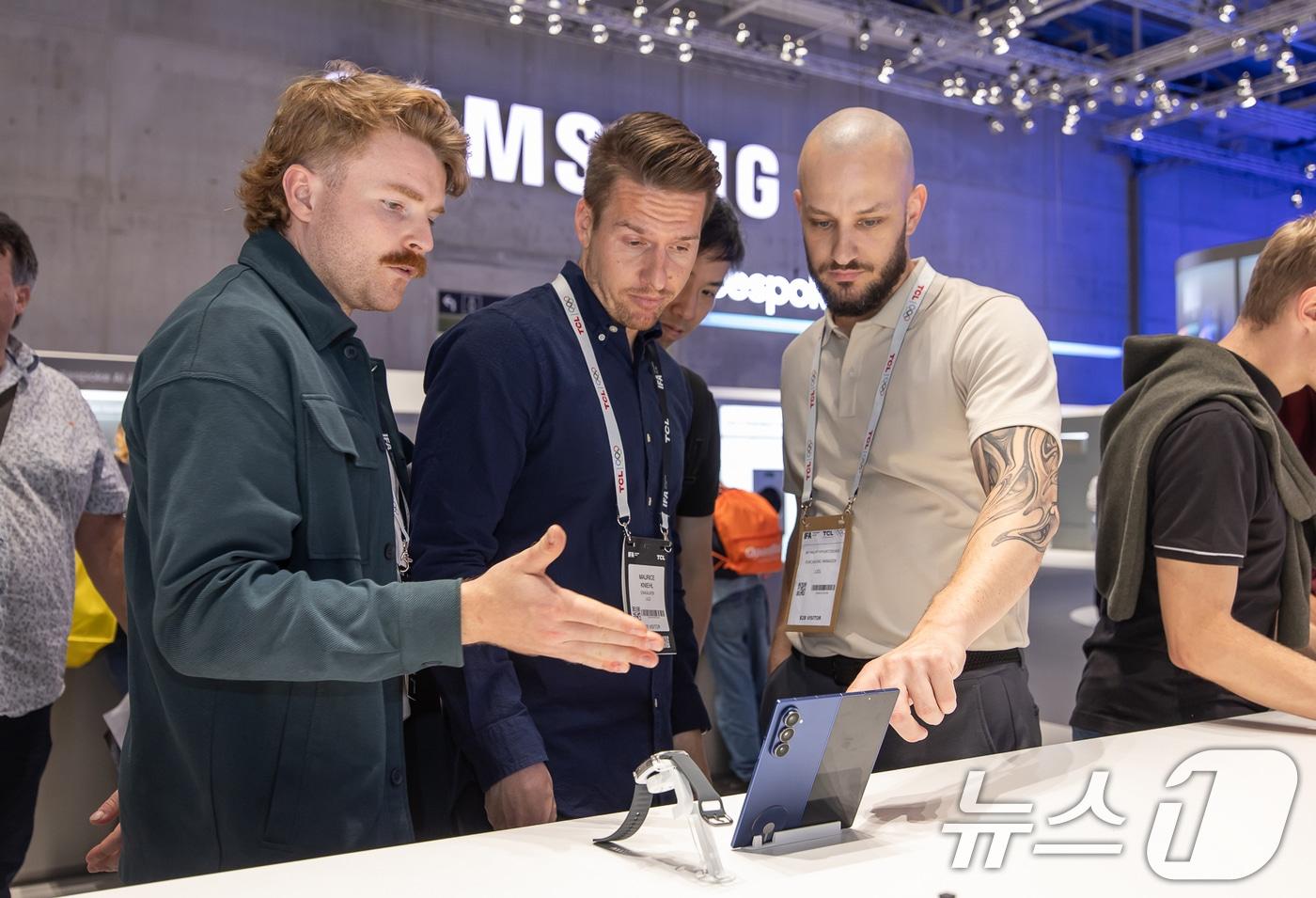 IFA 2025가 열린 독일 베를린 메세 베를린&#40;Messe Berlin&#41;에 마련된 &#39;시티 큐브 베를린&#40;City Cube Berlin&#41;&#39; 삼성전자 전시관에서 관람객들이 삼성전자 갤럭시 Z 폴드 7을 살펴보고 있다. &#40;삼성전자 제공. 재판매 및 DB 금지&#41; 2025.9.7/뉴스1