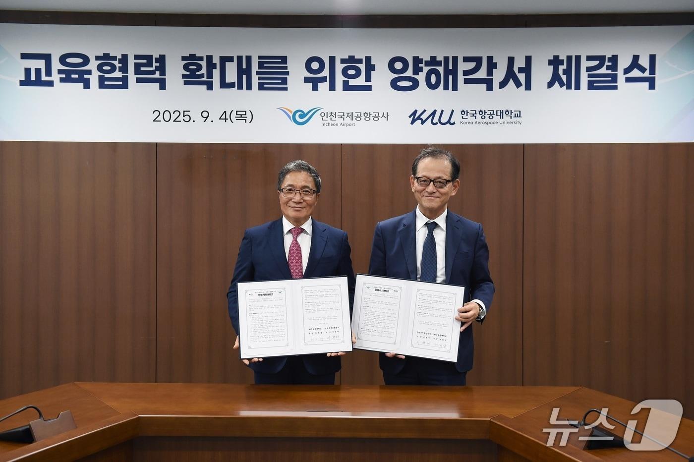 지난 4일 인천국제공항공사 회의실에서 진행된 교육협력 확대를 위한 양해각서 체결식에서 인천국제공항공사 이학재 사장과 한국항공대학교 허희영 총장&#40;오른쪽&#41;이 양해각서 체결 후 기념촬영을 하고 있다.&#40;인천공항공사 제공. 재배포 및 DB금지&#41;2025. 9.7/뉴스1