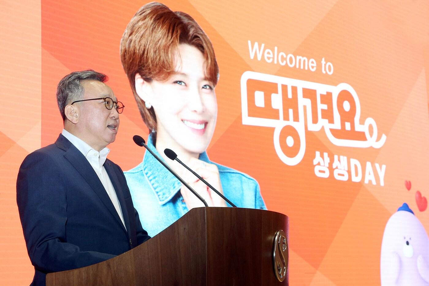 지난 5일 서울시 중구 소재 신한은행 본점에서 진행된 ‘땡겨요 상생 DAY’ 행사에서 정상혁 신한은행장이 행사 참석자들에게 인사말을 전하는 모습