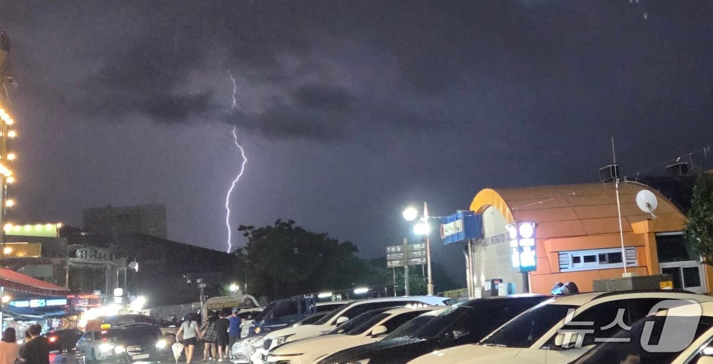 6일 밤 충남 보령에서 낙뢰가 내리는 모습. &#40;독자제공, 재판매 및 DB금지&#41;/뉴스1 