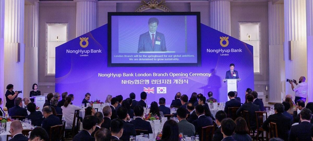 본문 이미지 - 지난 5일 농협은행 강태영 은행장이 런던지점 개점식에서 환영사를 하고 있다.