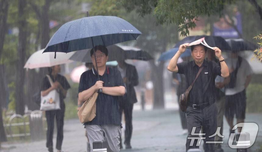 본문 이미지 - 비 내리는 길거리에 시민들이 발걸음을 옮기고 있다. 뉴스1 DB ⓒ News1 김태성 기자