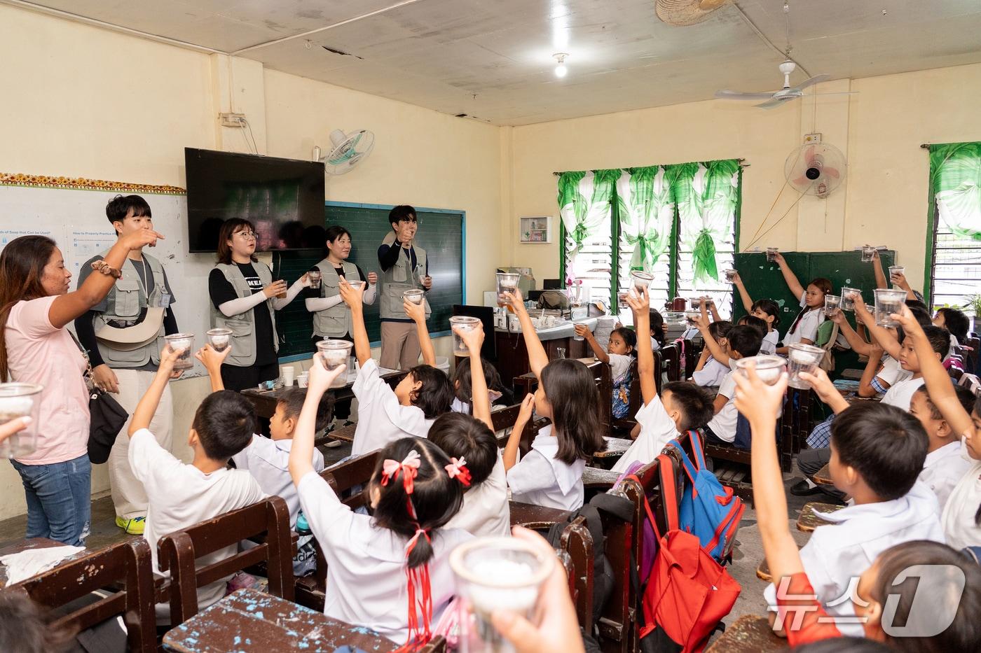 한국수자원공사 해외봉사단이 필리핀 팜팡가주 현지 초등학교에서 학생들에게 위생 교육을 진행하고 있다. (수자원공사 제공, 재판매 및 DB금지) / 뉴스1
