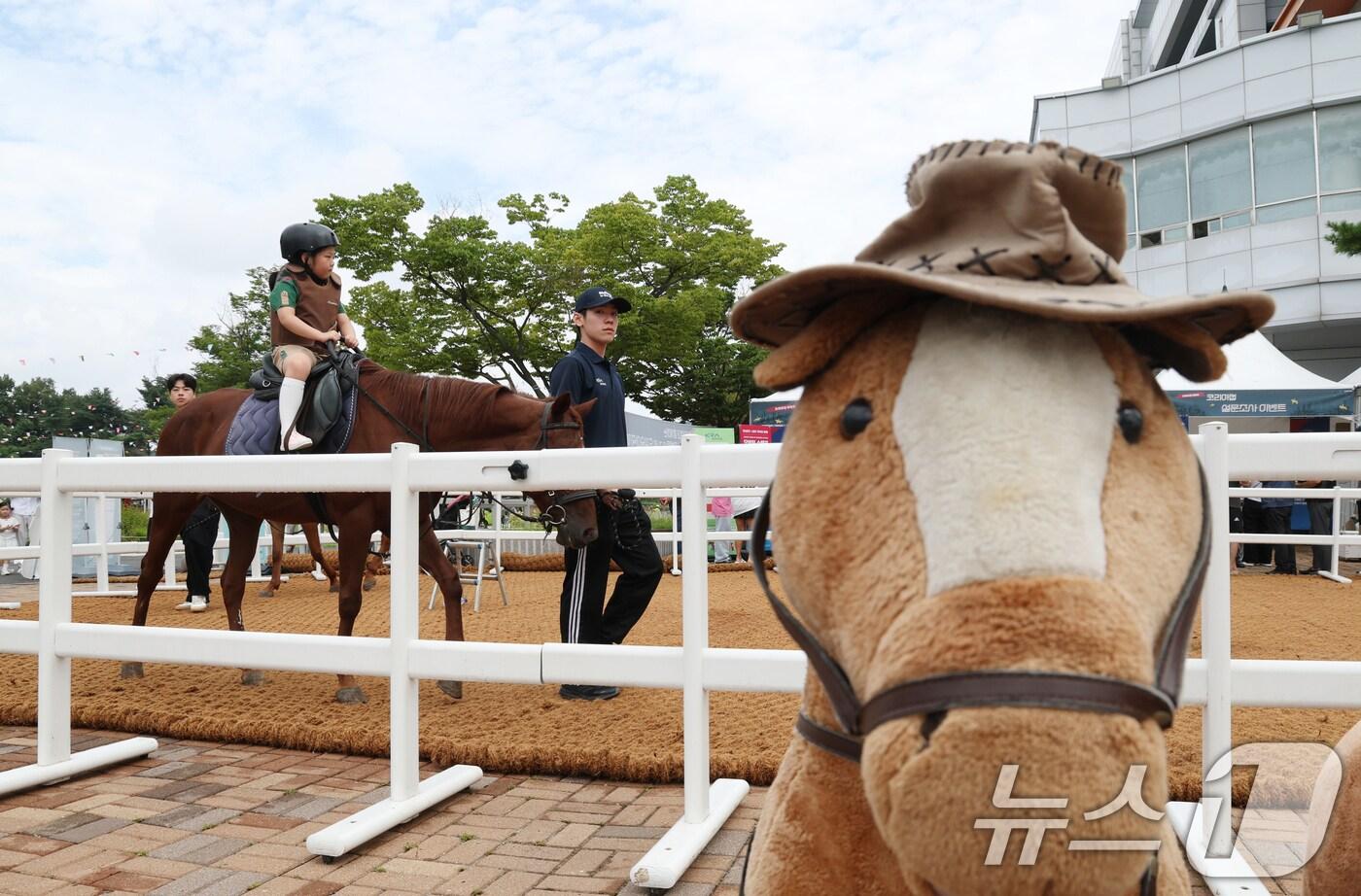 제8회 OBS 코리아컵&코리아스트린트 경주가 열린 7일 경기 과천시 렛츠런파크 서울에서 아이들이 승마체험을 하고 있다. 이2025.9.7/뉴스1 ⓒ News1 김영운 기자