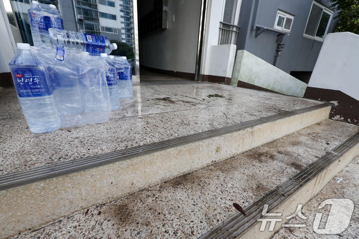7일 전북 군산시 문화동 한 아파트가 밤사이 내린 집중호우에 단수가 된 가운데 비상 급수를 실시하며 생수를 배부하고 있다. 2025.9.7/뉴스1 ⓒ News1 유경석 기자