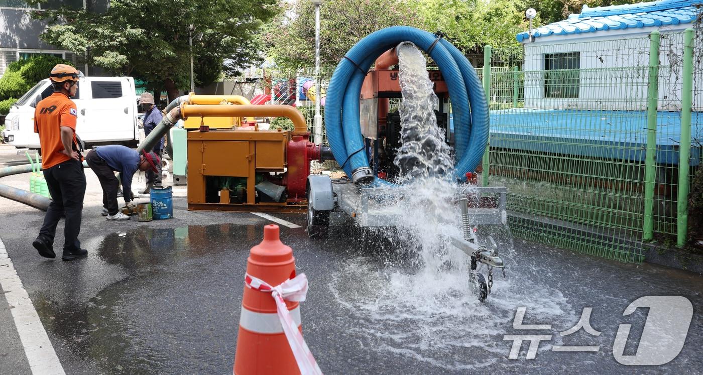 7일 전북 군산시 문화동 한 아파트가 밤사이 내린 집중호우에 단전이 된 가운데 소방관들이 폭우에 잠긴 기계실에서 물을 빼내고 있다. 2025.9.7/뉴스1 ⓒ News1 유경석 기자