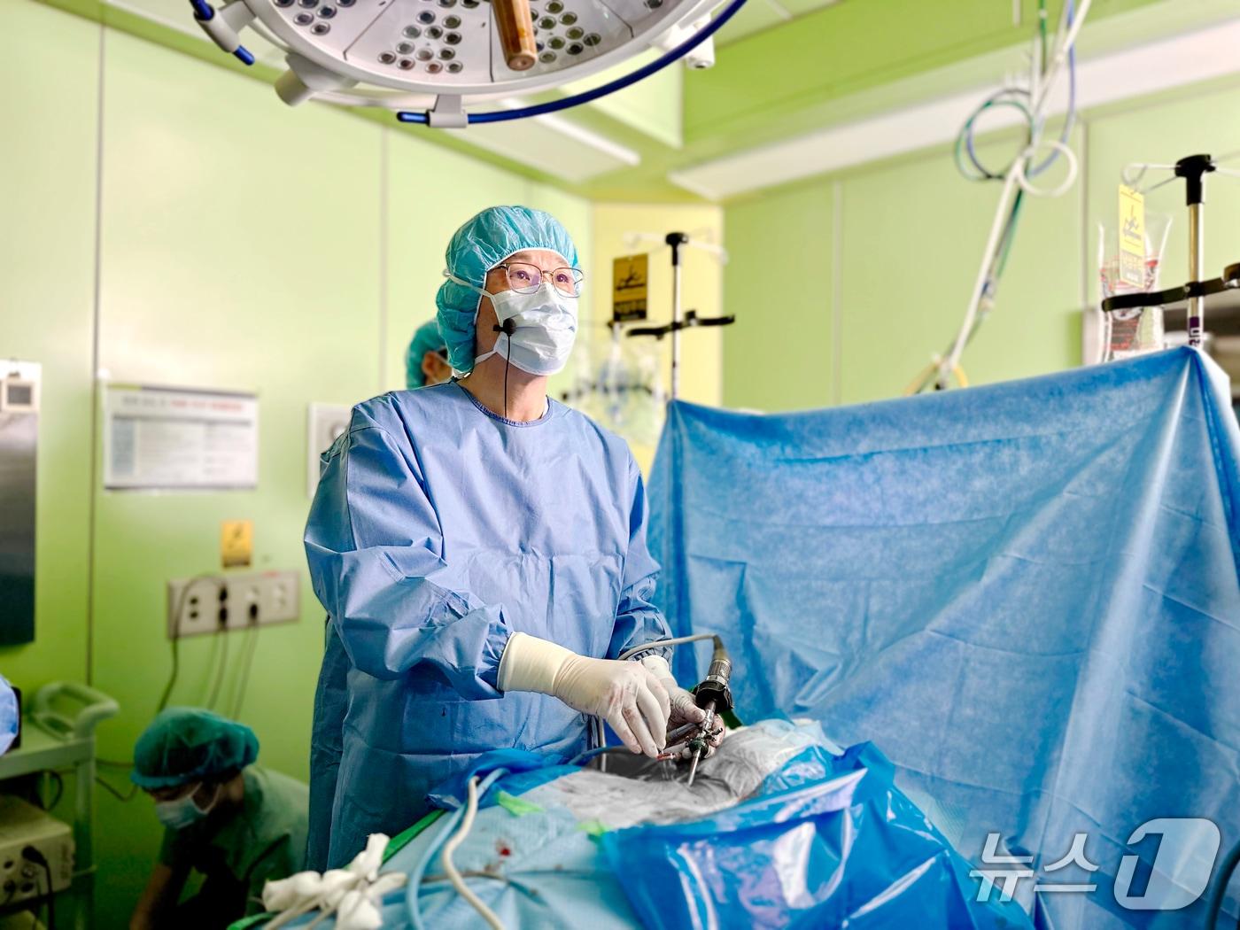 본문 이미지 - 아시아스파인 학회에서 양방향 내시경을 이용한 경추 후방 감압술을 시연하는 박철웅 대전우리병원 박사&#40;우리병원 제공&#41; /뉴스1