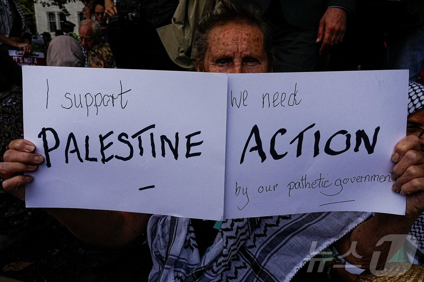 영국 런던 국회의사당 광장에서 시위대가 영국 정부의 &#39;팔레스타인 액션&#39; 금지에 이의를 제기하고 있다. 2025.9.6 ⓒ 로이터=뉴스1