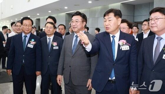 본문 이미지 - 전북 완주군 지방자치인재개발원에서 개원 60주년 기념식이 열린 가운데 윤호중 행정안전부 장관과 김관영 전북특별자치도지사가 행사장을 둘러 보고 있다.&#40;전북도 제공. 재판매 및 DB금지&#41;/뉴스1