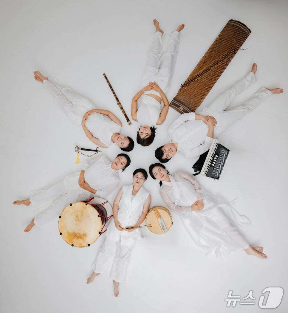 본문 이미지 - 대한턱관절교합학회 영남지부는 20일 경북대 치과대학 대강당에서 학술집담회 함께 특별한 공연을 선보인다. 사진은 학술집담회에서 문화 공연에 나서는 판소리제작소 &#39;소리담기&#39; 단체 사진. &#40;대한턱관절교합학회 영남지부 제공. 재판매 및 DB 금지&#41;/뉴스1