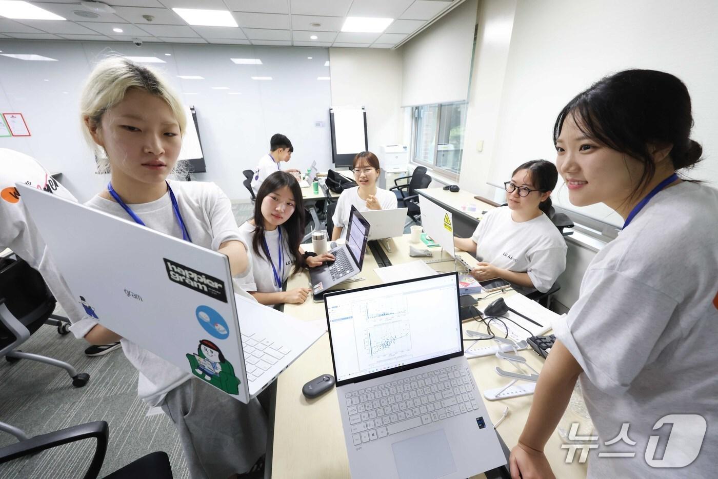   LG 에이머스(Aimers) 해커톤 참가자들 모습 (LG 제공)