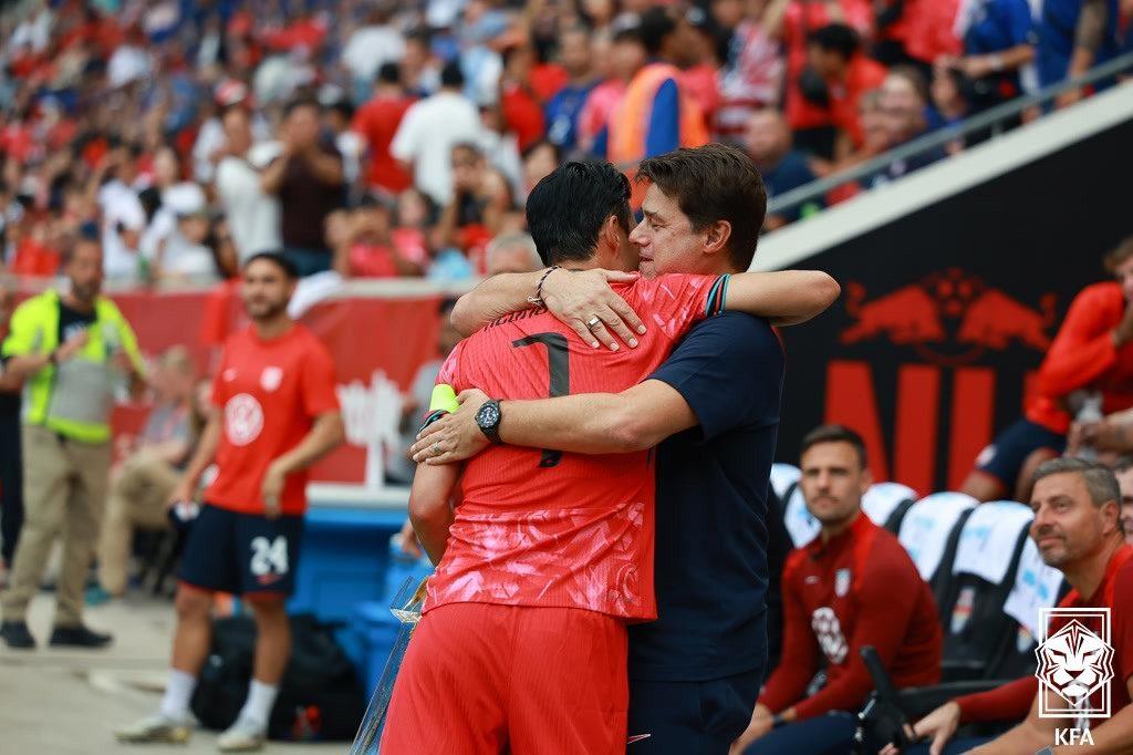 본문 이미지 - 손흥민과 포체티노 미국 감독이 경기 전 포옹을 나누고 있다.&#40;대한축구협회 제공&#41; 