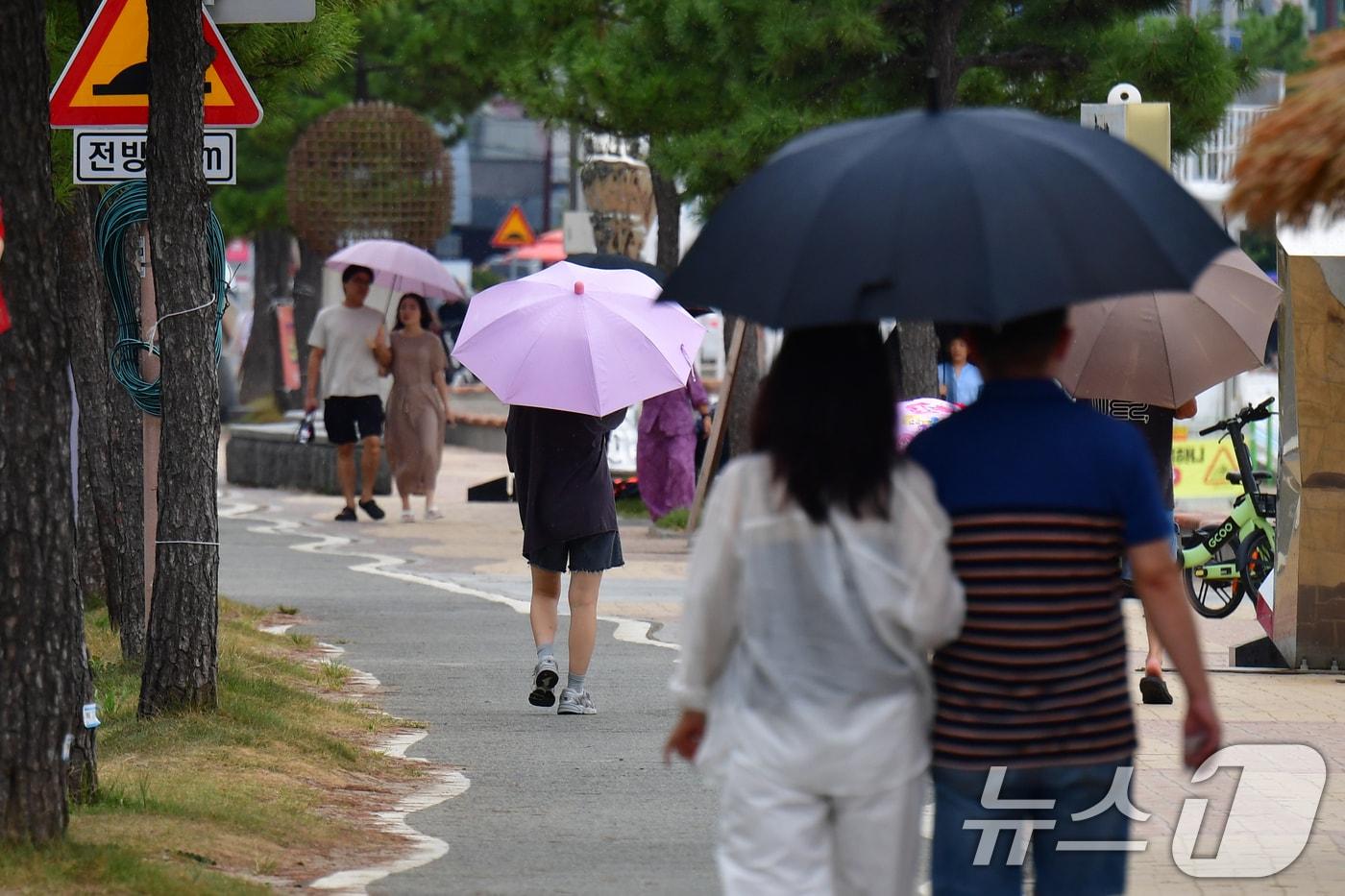 지난 7일 경북 포항시 북구 영일대해수욕장에서 우산을 쓴 시민과 관광객들이 해안도로를 걷고 있다. 2025.9.7/뉴스1 ⓒ News1 최창호 기자