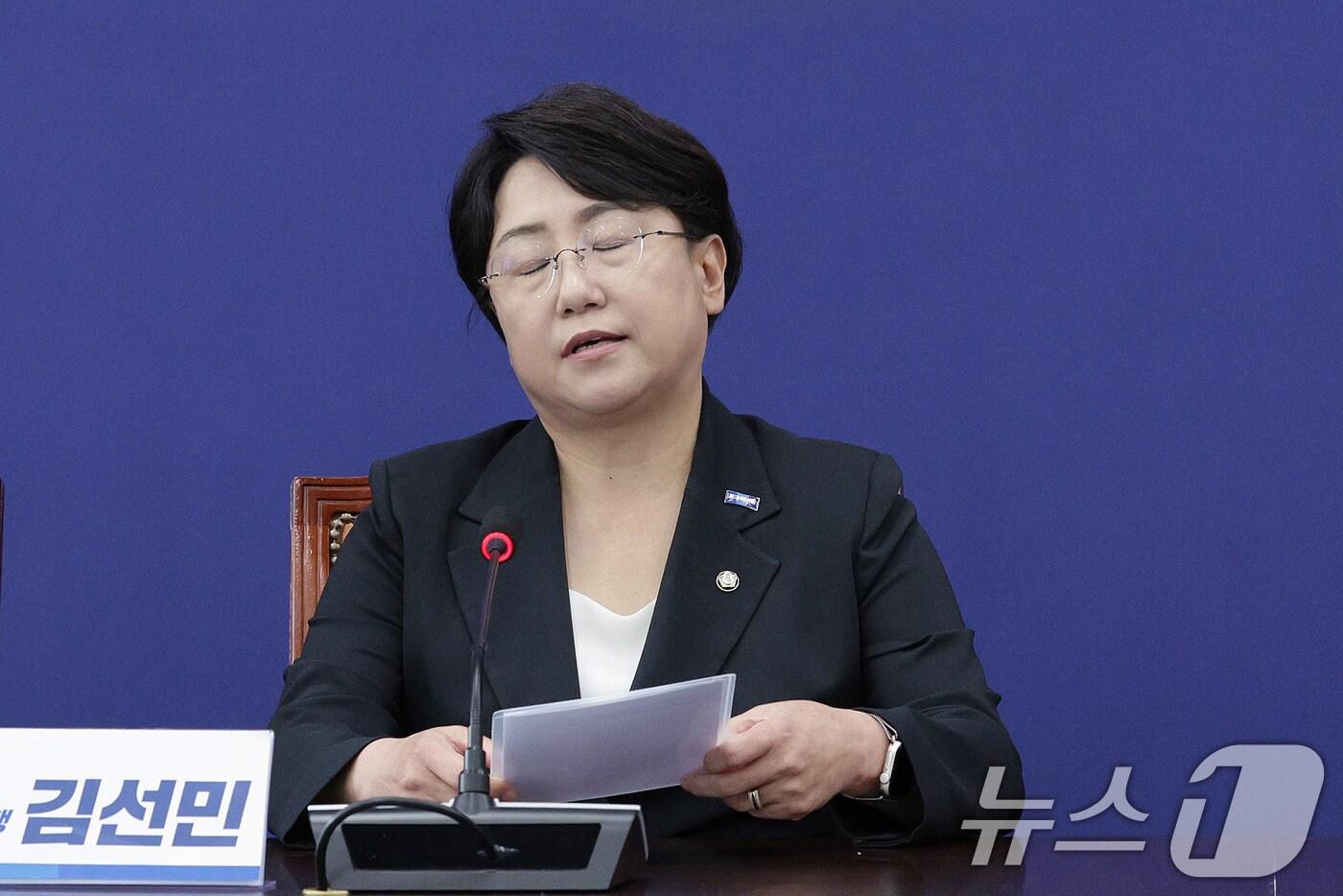 김선민 조국혁신당 대표 권한대행이 7일 오후 서울 여의도 국회에서 가진 긴급 최고위원회의에서 지도부 전원 사퇴를 밝히고 있다. 2025.9.7/뉴스1 ⓒ News1 신웅수 기자