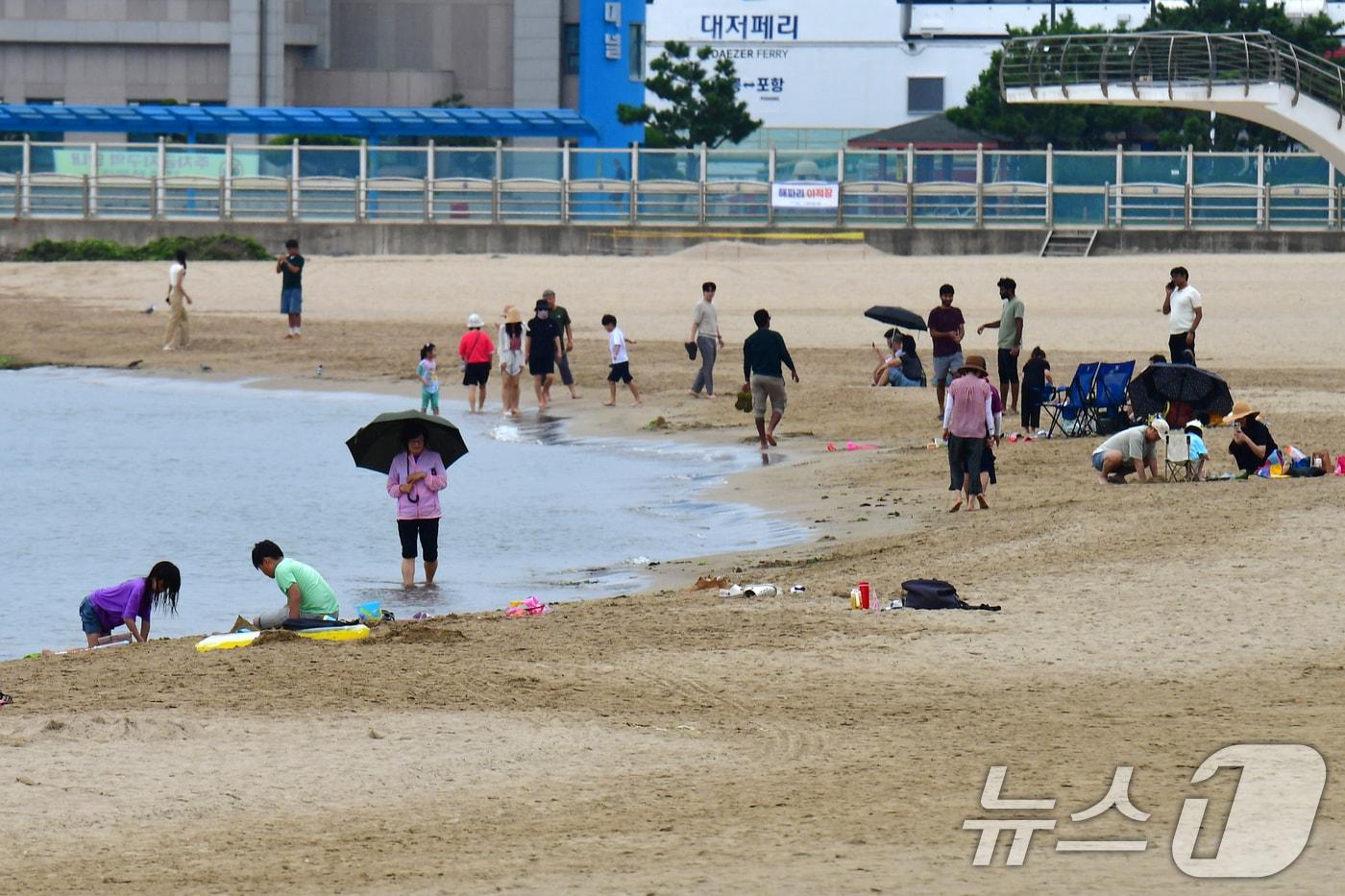 절기상 백로인 7일 경북 포항시 북구 영일대해수욕장에서 시민과 관광객들이 백사장에서 더위를 식히고 있다. 2025.9.7/뉴스1 ⓒ News1 최창호 기자