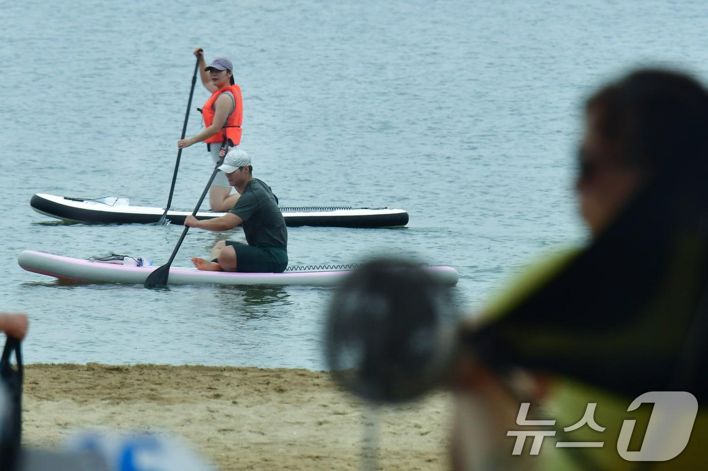 절기상 백로인 7일 경북 포항시 북구 영일대해수욕장에서 시민과 관광객들 더위를 식히고 있다. 2025.9.7/뉴스1 ⓒ News1 최창호 기자