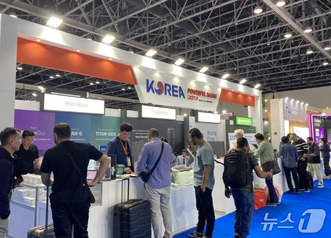 본문 이미지 - 대구시는  9~15일 '두바이 의료기기 전시회(WHX Dubai 2026)'와 '두바이 치과기자재 전시회(AEEDC Dubai 2026)' 참가기업을 모집한다. 사진은 올해 전시회 참가 모습.(대구시 제공. 재판매 및 DB 금지)