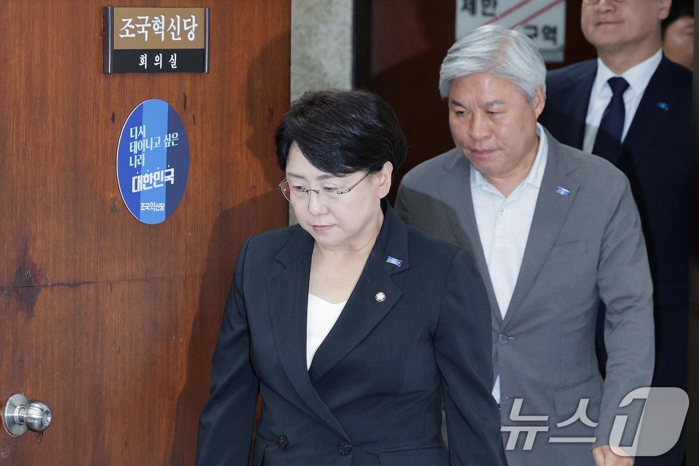 김선민 조국혁신당 대표 권한대행과 서왕진 원내대표가 7일 오후 서울 여의도 국회에서 가진 긴급 최고위원회의에 참석하고 있다. 이날 조국혁신당 지도부는 성 비위 파문과 관련해 지도부 전원 사퇴를 밝혔다. 2025.9.7/뉴스1 ⓒ News1 신웅수 기자