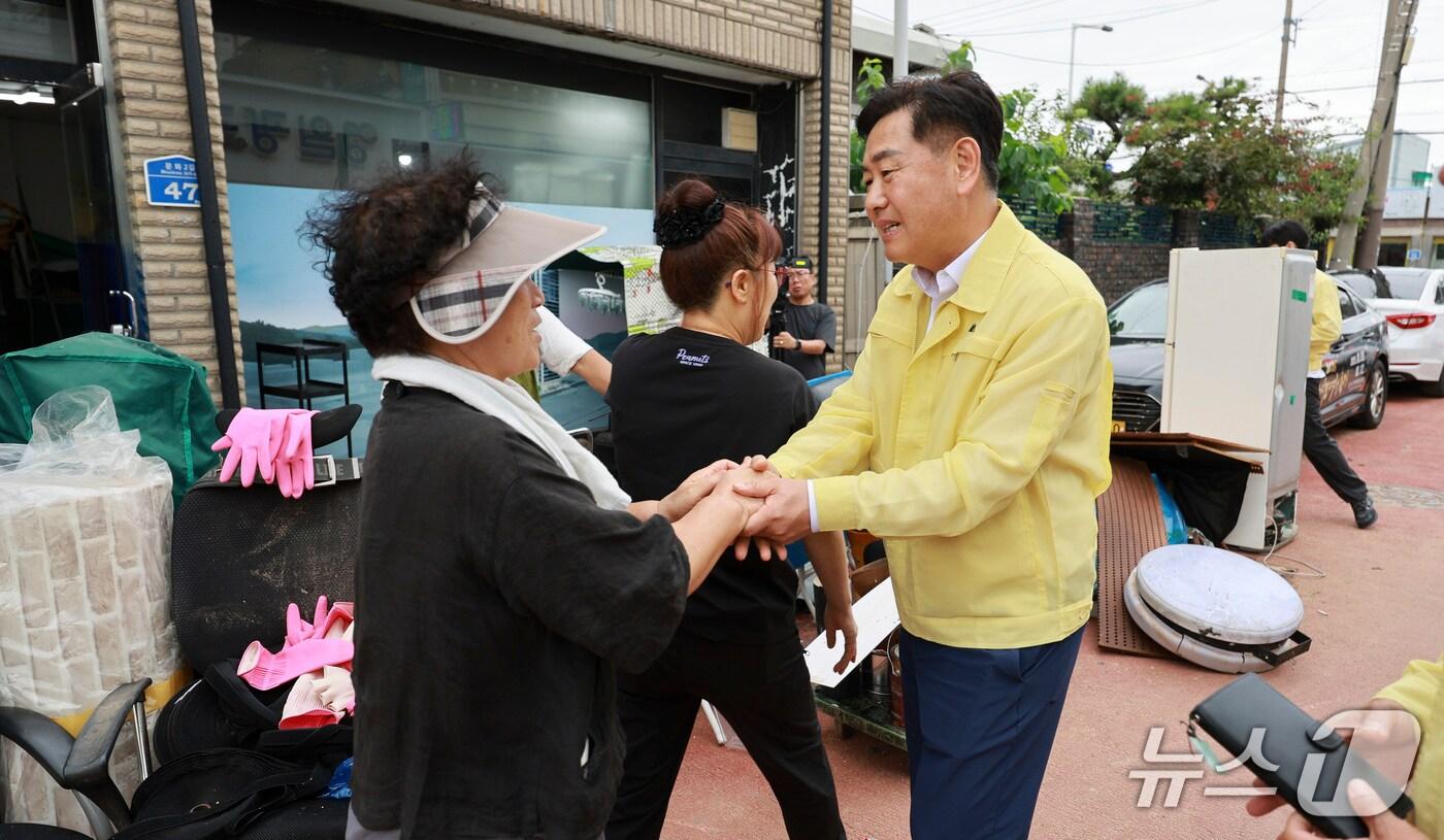 7일 김관영 전북지사가 집중호우로 침수 피해를 입은 군산시 문화동 상가를 찾아 주민들을 위로하고 있다.(전북도 제공. 재판매 및 DB금지)/뉴스1