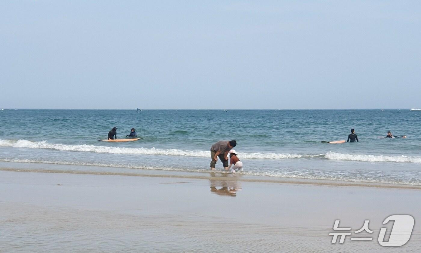 7일 오후 부산 해운대구 송정해수욕장을 찾은 피서객들.2025.9.7/뉴스1 김태형기자