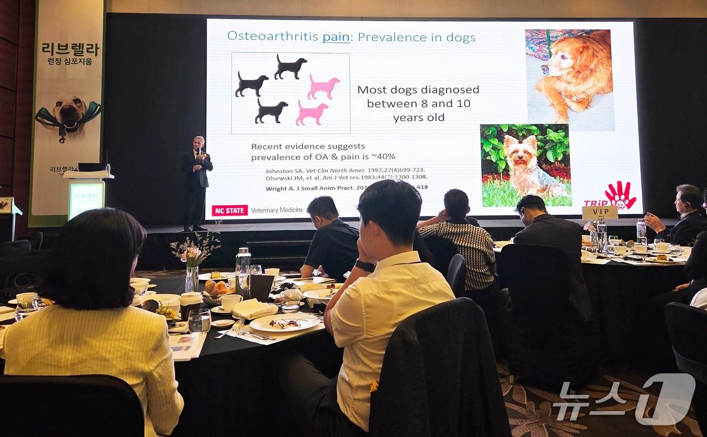 러셀 던컨 라셀스&#40;B. Duncan X. Lascelles&#41; 미국 노스캐롤라이나 주립대학교 러셀 던컨 라셀르 석좌교수가 7일 서울 콘래드호텔에서 열린 &#39;리브렐라 론칭 심포지엄&#39;에서 강연하고 있다. ⓒ 뉴스1