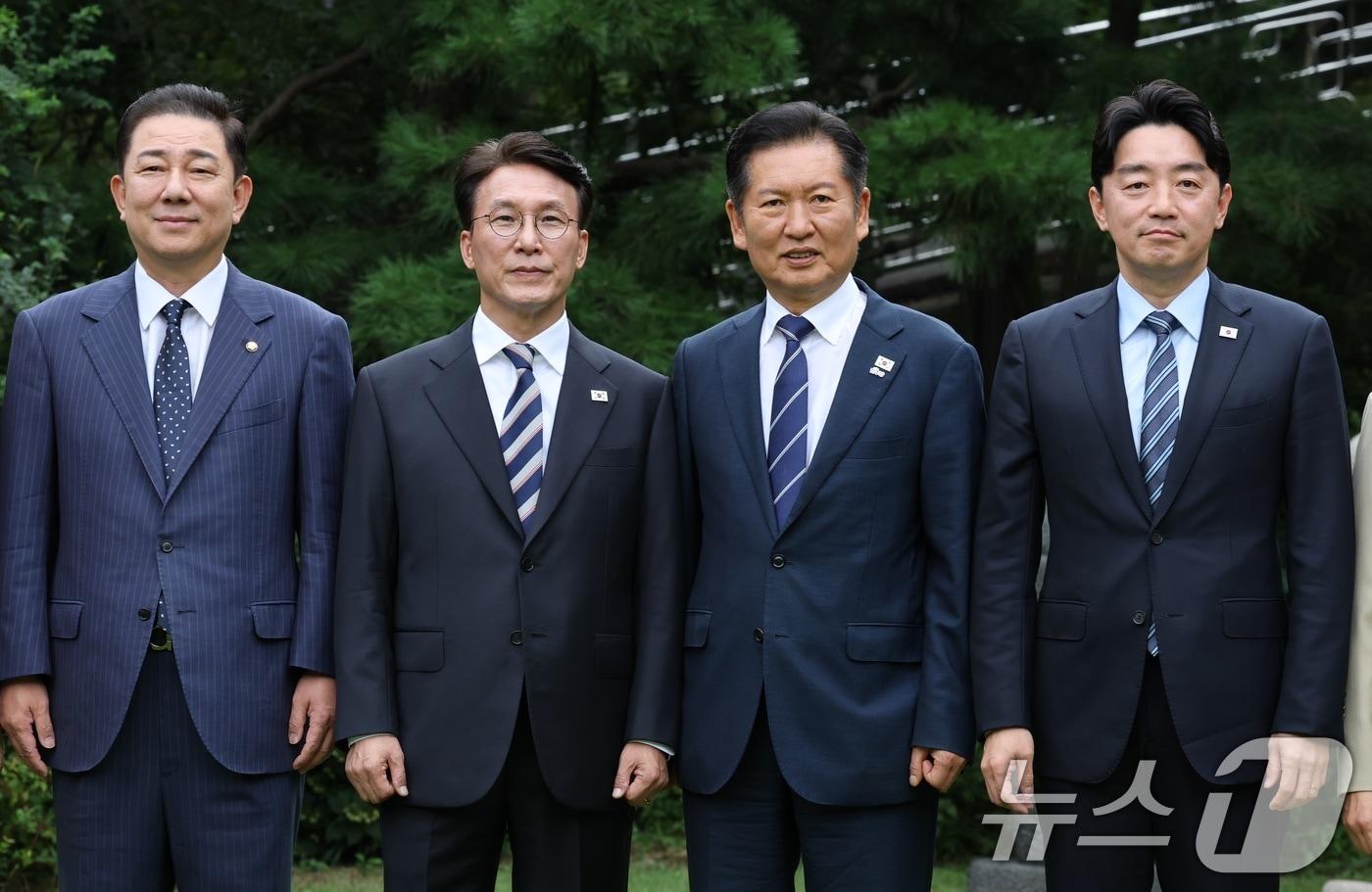 김민석 국무총리가 지난 9월 7일 오후 서울 종로구 삼청동 총리공관에서 열린 고위당정협의회에서 정청래 더불어민주당 대표, 강훈식 대통령 비서실장을 비롯한 참석자들과 기념 촬영하는 모습. &#40;공동취재&#41; 2025.9.7/뉴스1 ⓒ News1 박지혜 기자