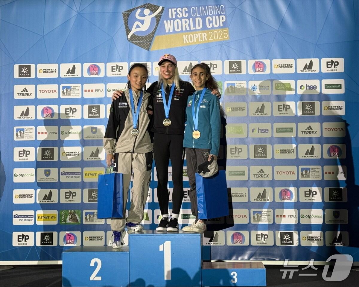 본문 이미지 - 서채현&#40;왼쪽&#41;이 7일&#40;한국시간&#41; 끝난 IFSC 월드컵 13차 대회 여자부 리드에서 은메달을 수확한 뒤 기념 촬영을 하고 있다. &#40;대한산악연맹 제공&#41;