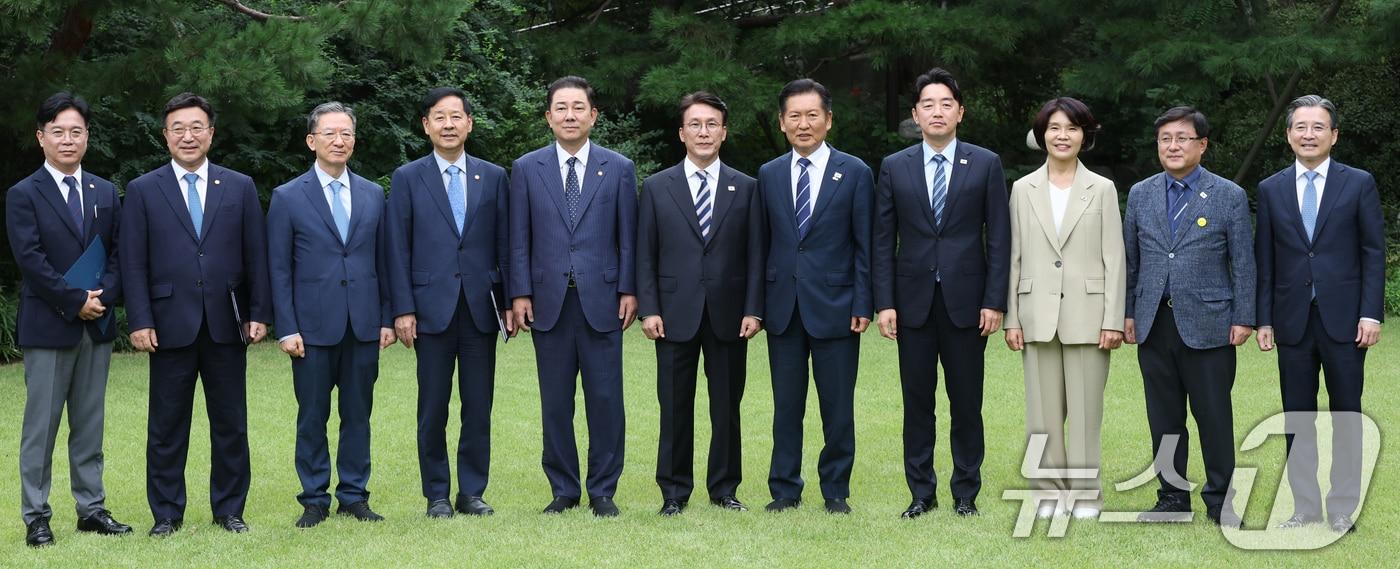 김민석 국무총리가 7일 오후 서울 종로구 삼청동 총리공관에서 열린 고위당정협의회에서 정청래 더불어민주당 대표, 강훈식 대통령 비서실장을 비롯한 참석자들과 기념 촬영하고 있다.&#40;공동취재&#41; 2025.9.7/뉴스1 ⓒ News1 박지혜 기자