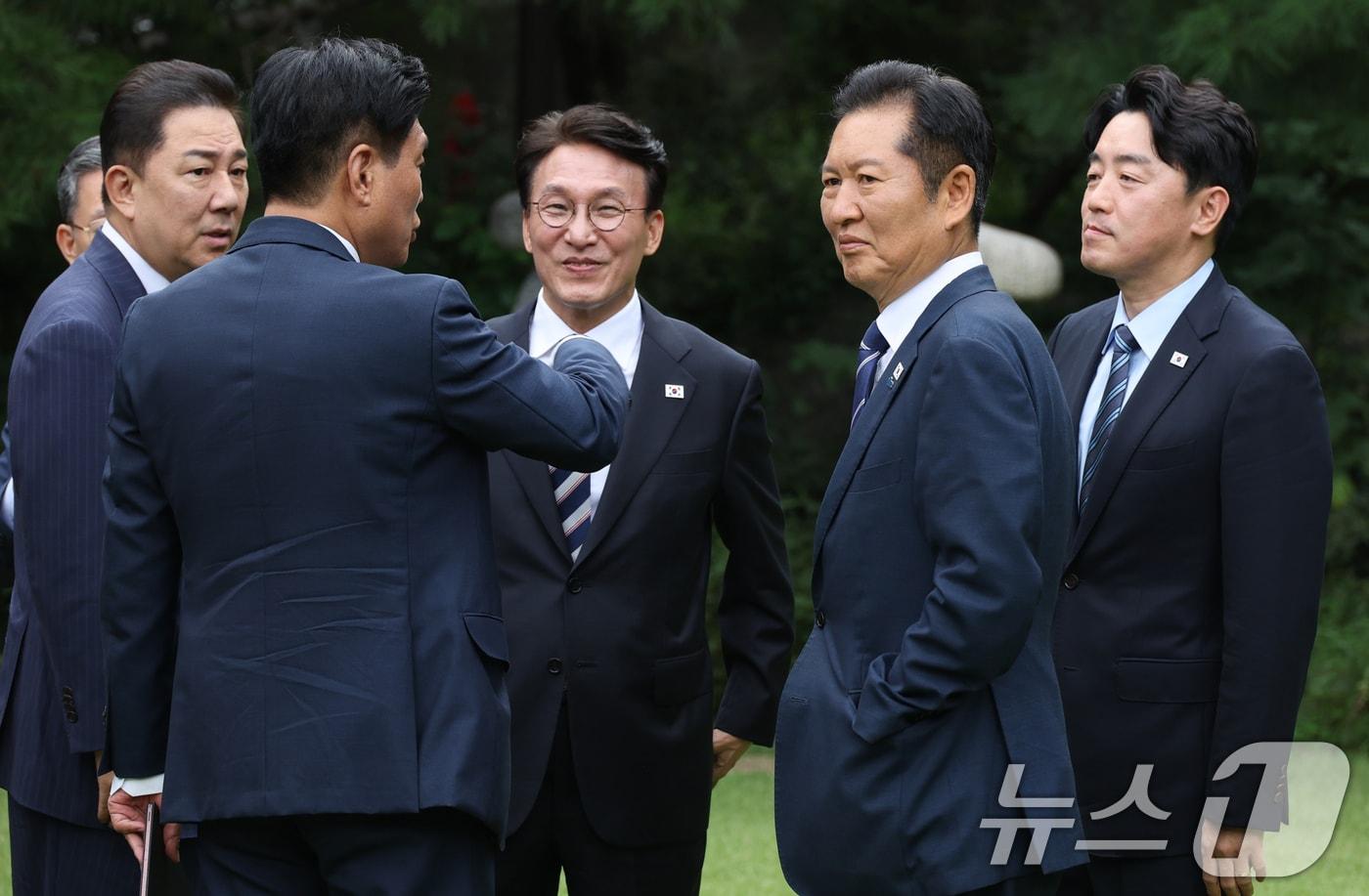 김민석 국무총리가 지난 7일 서울 종로구 삼청동 국무총리 서울공관에서 열린 제3차 고위당정협의회에 앞서 더불어민주당 정청래 대표, 김병기 원내대표, 강훈식 대통령 비서실장 등과 대화하는 모습. (공동취재) 2025.9.7/뉴스1 ⓒ News1 박지혜 기자